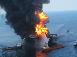 BP Deepwater Horizon rig burns.