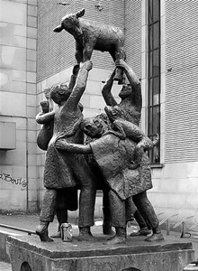 'Dans om het gouden kalf' 1976; by Fri Heil; in Koningsplein Arnhem, ('Sin of the golden calf').